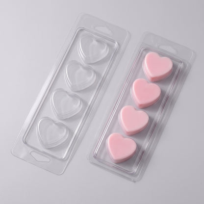 Matriță clam shell 4 inimi pentru wax melts, tavă goală lângă tavă turnată cu ceară roz